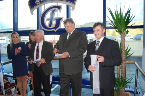 Na otváraní moderného závodu pásku slávnostne prestrihli (zľava) konateľ GAS Familie, s r.o. Ján Krak, štátny tajomník ministerstva pôdohospodárstva Vladimír Palša a konateľ Gurman Michal Sivuľka.