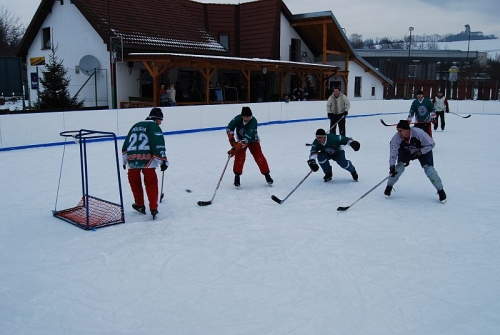 Miestom stretnutia, ktoré sa hralo na 3x20 min. hrubého času, bola mobilná ľadová plocha v Starej Ľubovni.