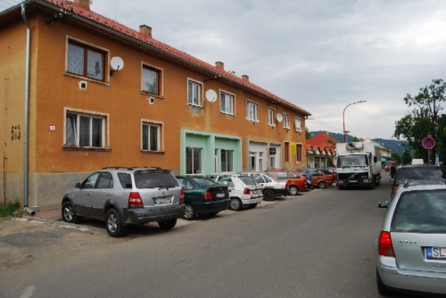 Pri Ľubovnianskej nemocnici by malo vzniknúť do 60 nových parkovacích miest. S ďalšími možno rátať pri plavárni (20), bloku T (35) a na Levočskej ul. pri SOŠ technickej (30).