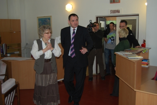 Pre P. Chudíka (vpravo) bola návšteva Ľubovnianskej knižnice vo funkcii župana historicky prvá. Ako sám priznal, odhodlal sa k tomu na základe listu, ktorý dostal od pracovníkov knižnice. 